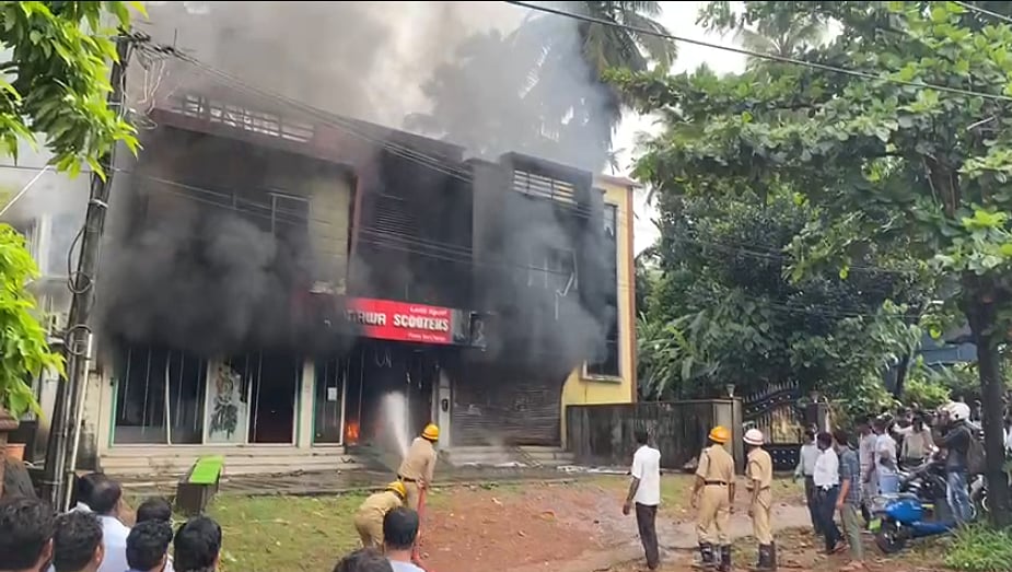 ஷோரூமில் நிறுத்திவைக்கப்பட்ட ஸ்கூட்டரில் வெடித்து சிதறிய பேட்டரி.. எலக்ட்ரிக் ஸ்கூட்டர்கள் எரிந்து நாசம்!