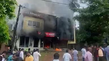 ஷோரூமில் நிறுத்திவைக்கப்பட்ட ஸ்கூட்டரில் வெடித்து சிதறிய பேட்டரி.. எலக்ட்ரிக் ஸ்கூட்டர்கள் எரிந்து நாசம்!