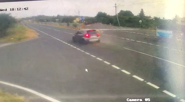 “இருசக்கர வாகனம் மீது மோதிய சொகுசு கார்.. அந்தரத்தில் பறந்த இளைஞர்” : நெஞ்சை பதற வைக்கும் CCTV காட்சிகள்!