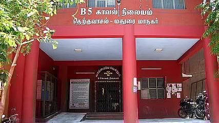 தன்னைத் தானே பிளேடால் கழுத்தை அறுத்துக் கொண்ட இளைஞர்..  தாயை பயமுறுத்தும் போது நடந்த விபரீதம்!