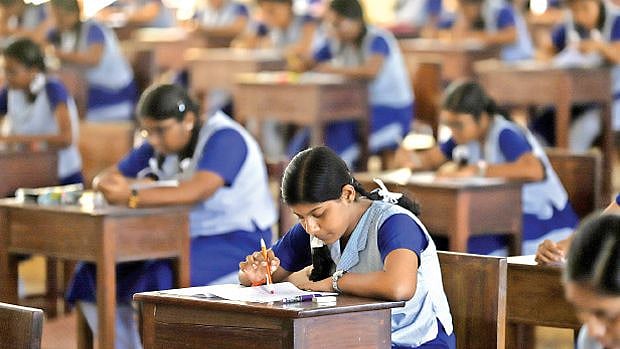 பிறப்பில் மட்டுமல்ல.. 12ம் வகுப்பு தேர்வில் ஒரே மதிப்பெண் எடுத்த இரட்டையர்கள்!