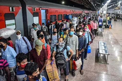 டிக்கெட் இல்லாமல் 683 பேர் பயணம்.. ஒரே  நாளில் 3.4 லட்சம் அபராதம் வசூல்: ரயில்வே அதிகாரிகள் அதிர்ச்சி!