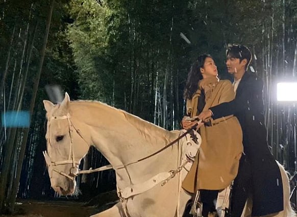 “டைம் டிராவல்.. Parallel யூனிவர்ஸ் + பாகுபலி சாகசத்தைக் கலந்த Web Series” : சினிமா விமர்சனம்!