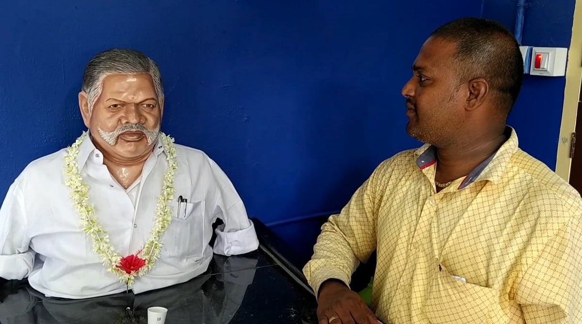 “ஆளாக்கிய தந்தைக்கு மார்பளவு சிலை.. வீட்டில் வைத்து வழிபட்டும் மகன்கள்” : நெகிழ்ச்சி சம்பவம்!