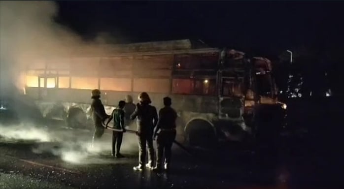 “தூத்துக்குடி to கோவை.. 36 பேருடன் சென்ற சொகுசு பேருந்து எரிந்து நாசம்”: நூலிழையில் உயிர் தப்பிய பயணிகள்!