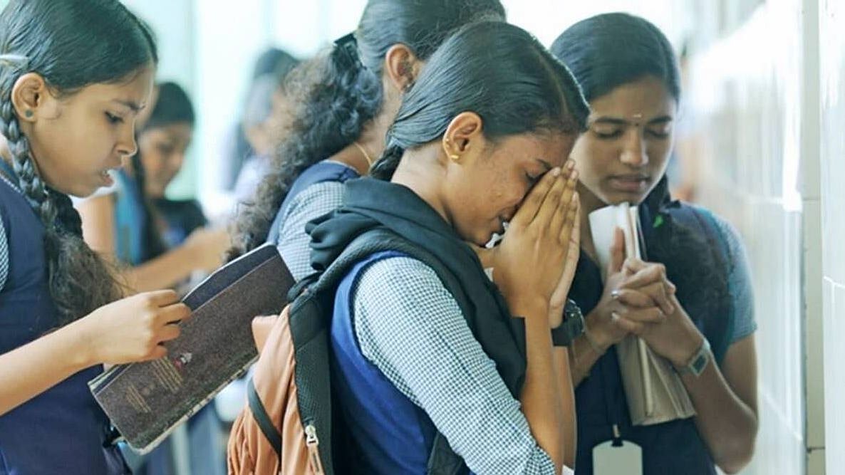 தமிழ் பாடத்தில் 100-க்கு100 மதிப்பெண் பெற்ற  மாணவி.. மற்ற   பாடங்களில் மாணவர்கள் பெற்ற மதிப்பெண் என்ன? 