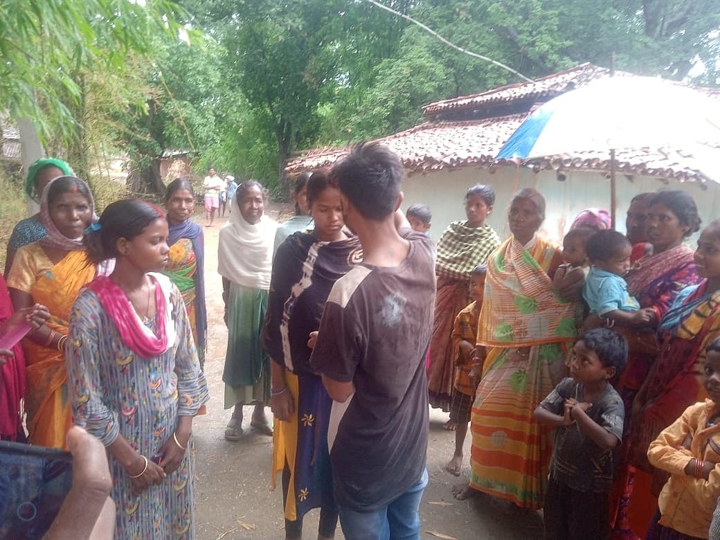 விஜய்சேதுபதி பட பாணியில் காத்துவாக்குல 2 காதல்.. ஒரே நேரத்தில் 2 காதலிகளை திருமணம் செய்த இளைஞர் !