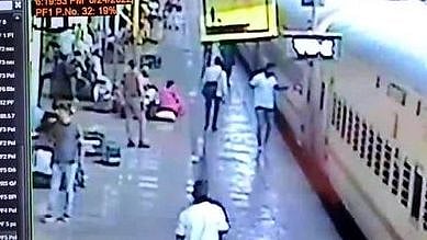 ரயிலில் தவறி விழுந்த கர்ப்பிணி.. விரைந்து காப்பாற்றிய போலிஸ்! -சம்பவத்தின் சிசிடிவி காட்சிகள் வெளியீடு! 