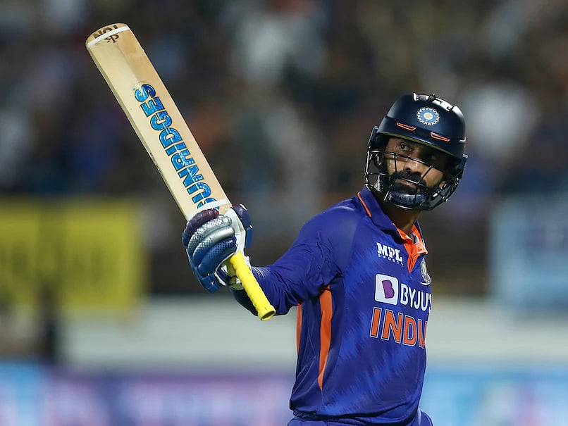 “தினேஷ் கார்த்திக்கால் முடியாதா?” : கம்பீரின் காழ்ப்புணர்ச்சி கருத்துக்கு பதிலடி கொடுத்த கவாஸ்கர் !
