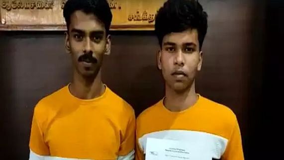 பிறப்பில் மட்டுமல்ல.. 12ம் வகுப்பு தேர்வில் ஒரே மதிப்பெண் எடுத்த இரட்டையர்கள்!