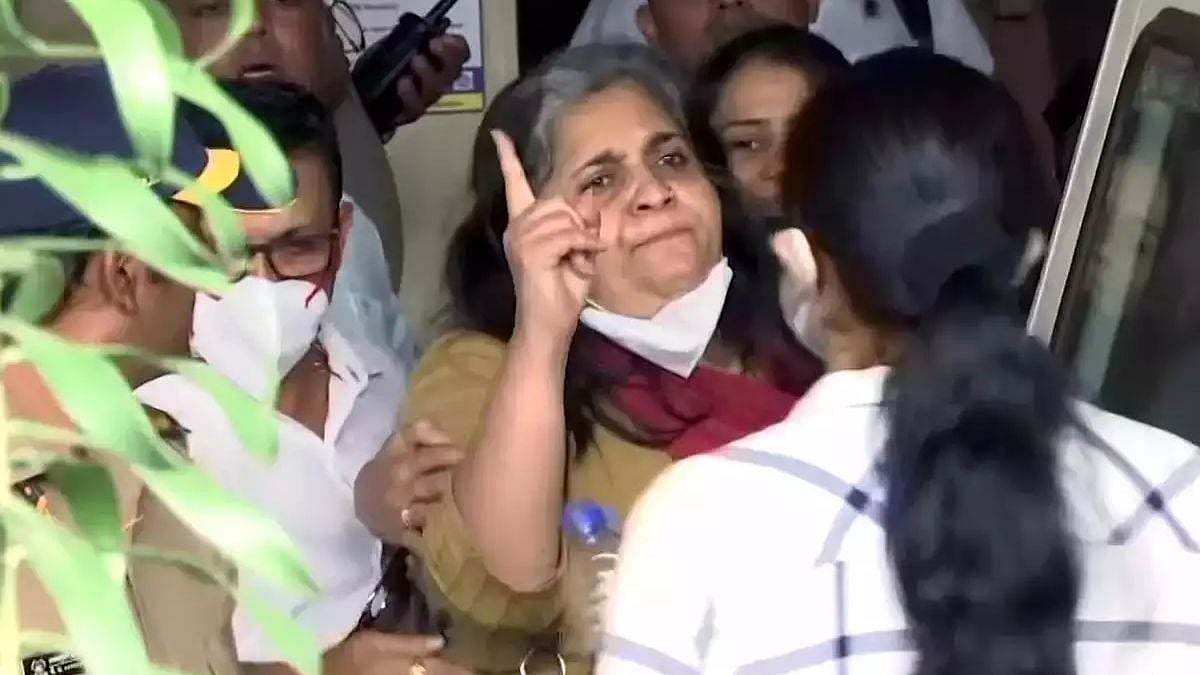 சமூக ஆர்வலர் டீஸ்டா செடல்வாட் கைது விவகாரம் : இந்துத்வா சின்னமாகமாறிய பிரதமர் மோடி - ஆங்கில நாளேடு சாடல்!