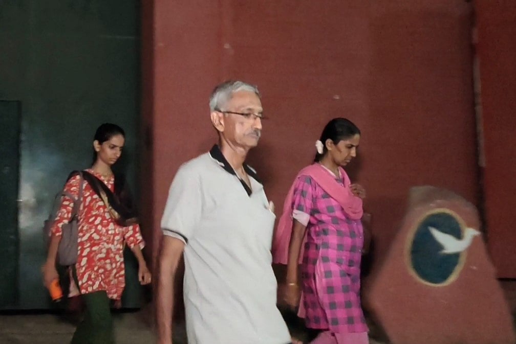 “இளம் பெண் கைலாசாவிற்கு கடத்தப்பட்டாரா?” - நித்தியானந்தா ஆசிரமத்திற்குள் நுழைந்து போலிஸ் தீவிர விசாரணை!