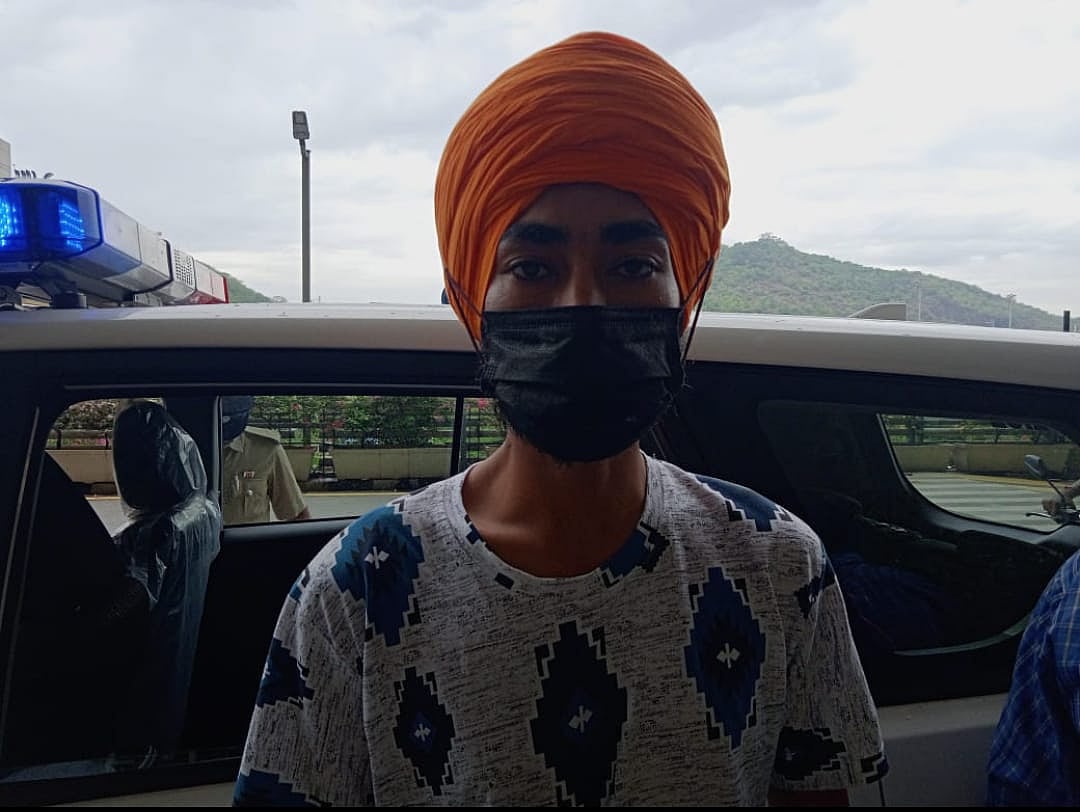 3 ஆண்டுகள் தலைமறைவு.. தேச துரோக வழக்கில் தேடப்பட்ட குற்றவாளி கைது - ஏர்போர்ட்டில் நடந்த ‘பகீர்’ சம்பவம்!