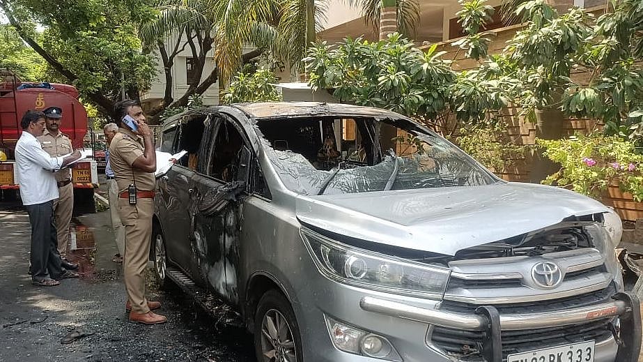 சாலையில் சென்றபோது திடீரென வெடித்து தீ பிடித்த சொகுசு கார்.. பொதுமக்களை பதறவைத்த சம்பவம்!