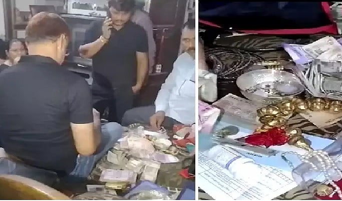 படுக்கை முழுக்க கட்டுகட்டாக நோட்டுகள்.. சோதனையில் சிக்கிய லஞ்ச பணம்: அதிர்ச்சியில் உறைந்த அதிகாரிகள்!