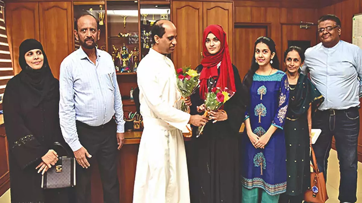 “600க்கு 597 மதிப்பெண்.. மாநிலத்தில் 2ம் இடம்” : ஹிஜாப் பிரச்சனைக்கு மத்தியிலும் சாதித்த இஸ்லாமிய மாணவி!