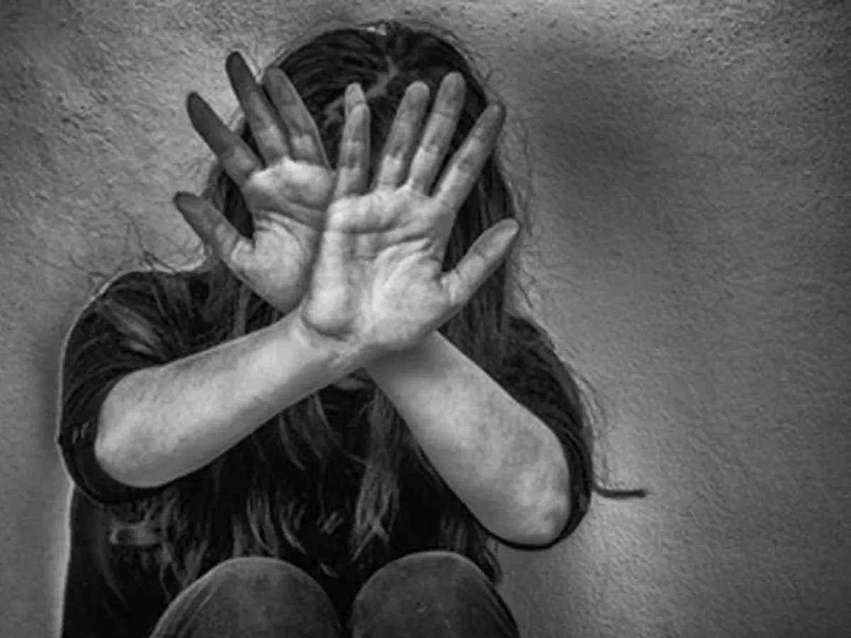 பெற்ற மகளை காதலனுக்கு விருந்தாக்கிய கொடூர தாய்.. விசாரணையில் வெளிவந்த பகீர் சம்பவம்!