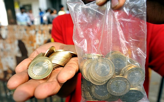 ₹ 6 லட்சத்திற்கு 10 ரூபாய் நாணயங்களைக் கொடுத்து கார் வாங்கிய மருத்துவர் : என்ன காரணம் தெரியுமா?