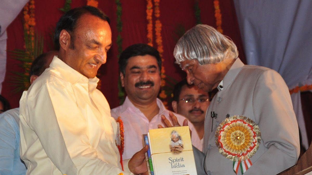 "ஒரு நிகழ்வு தான் என்னை மாற்றியது".. ரூ.600 கோடி சொத்தை அரசுக்கு தானமாக கொடுத்த மருத்துவர்..