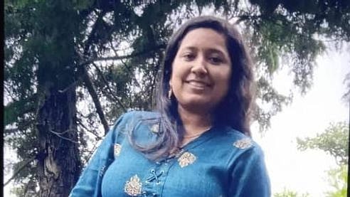 காட்டாற்று வெள்ளத்தில் அடித்து செல்லப்பட்ட  பெண்.. சுற்றுலா வந்த இடத்தில் நடந்த துயரம்!