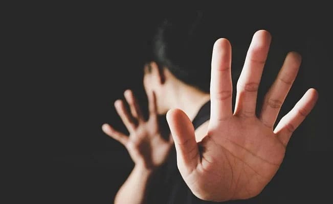 மாணவிகள் உட்பட 40 பேருக்கு பாலியல் தொல்லை.. கர்நாடக அரசுப்பள்ளியில் நடந்த கொடூரம் !