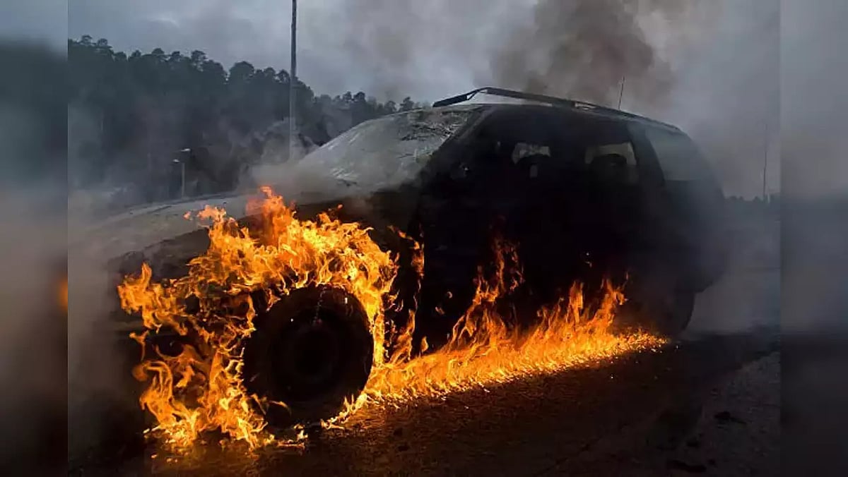 காரோடு தீவைத்து கொளுத்திக் கொண்ட குடும்பம்.. தொழிலதிபர் முடிவுக்கு காரணம் என்ன?