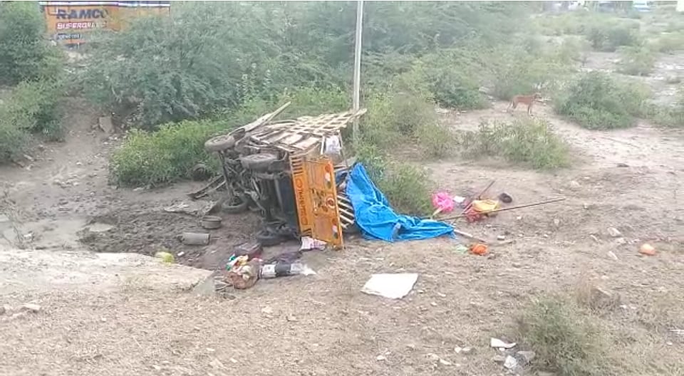 சரக்கு வாகனத்தின் மீது கார் மோதி கோர விபத்து.. 2 குழந்தைகள் உட்பட 3 பேர் பரிதாப பலி - 13 பேர் படுகாயம்!