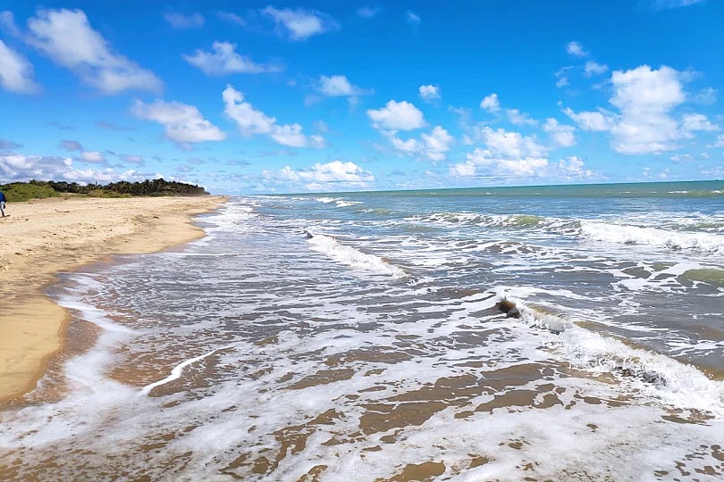 சுற்றுலா வந்த இடத்தில் விபரீதம்.. கடல் அலையில் சிக்கிய 3 சிறுமிகள்: உறவினர்கள் கண்முன்னே நடந்த சோகம்!