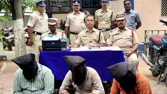 கள்ளநோட்டு அச்சடிக்க பயன்படுத்தப்பட்ட கலர் ஜெராக்ஸ்..   3 பேரை சுற்றி வளைத்து பிடித்த போலிஸ்!