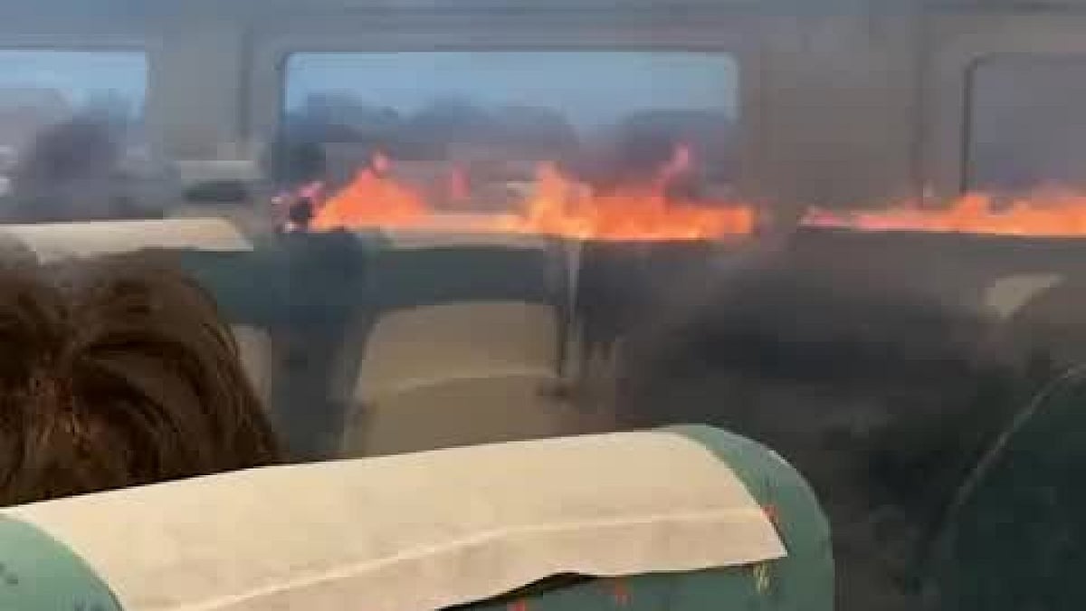 ரயிலின் இரு புறமும் பற்றி எரிந்த தீ.. பயணிகளின் திக் திக் நிமிடங்கள்.. வெளிவந்த அதிர்ச்சி வீடியோ! 