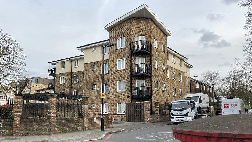 2 வருடங்களாக வீட்டில் இறந்து கிடந்த பெண்.. வாடகைதாரர் வாடகை வசூலித்த அவலம் ! 