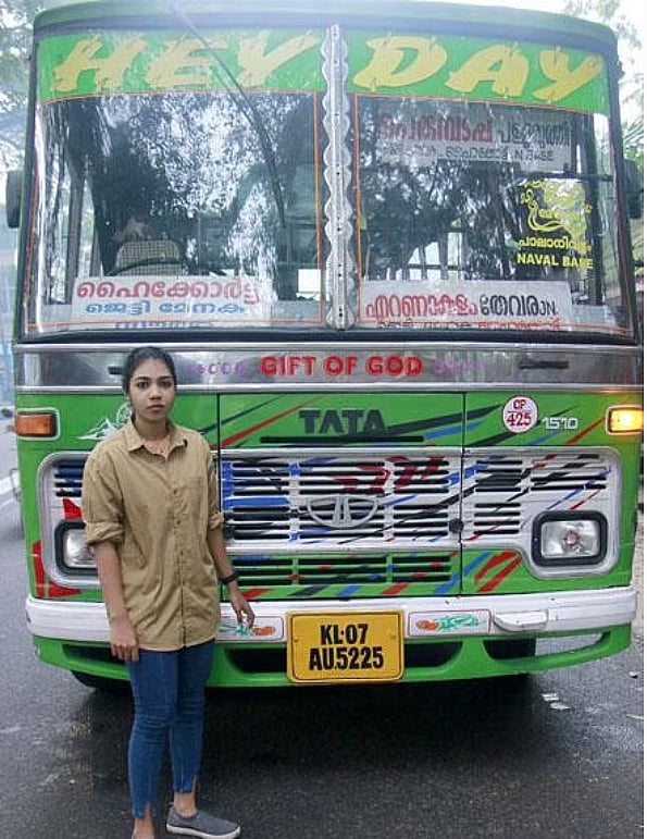 விடுமுறையில் பேருந்து ஓட்டும் 21 வயது இளம் பெண்! - காரணத்தை கேட்டு அதிர்ந்த இணையவாசிகள்!