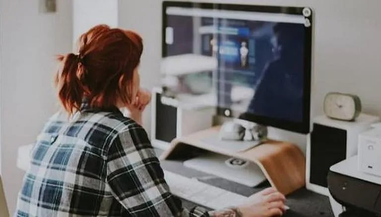 சம்பள பணத்தை வெளியே சொன்னால் பணி நீக்கமா ? - வேலையிழந்து தவிக்கும் இளம்பெண்.. நடந்தது என்ன ?