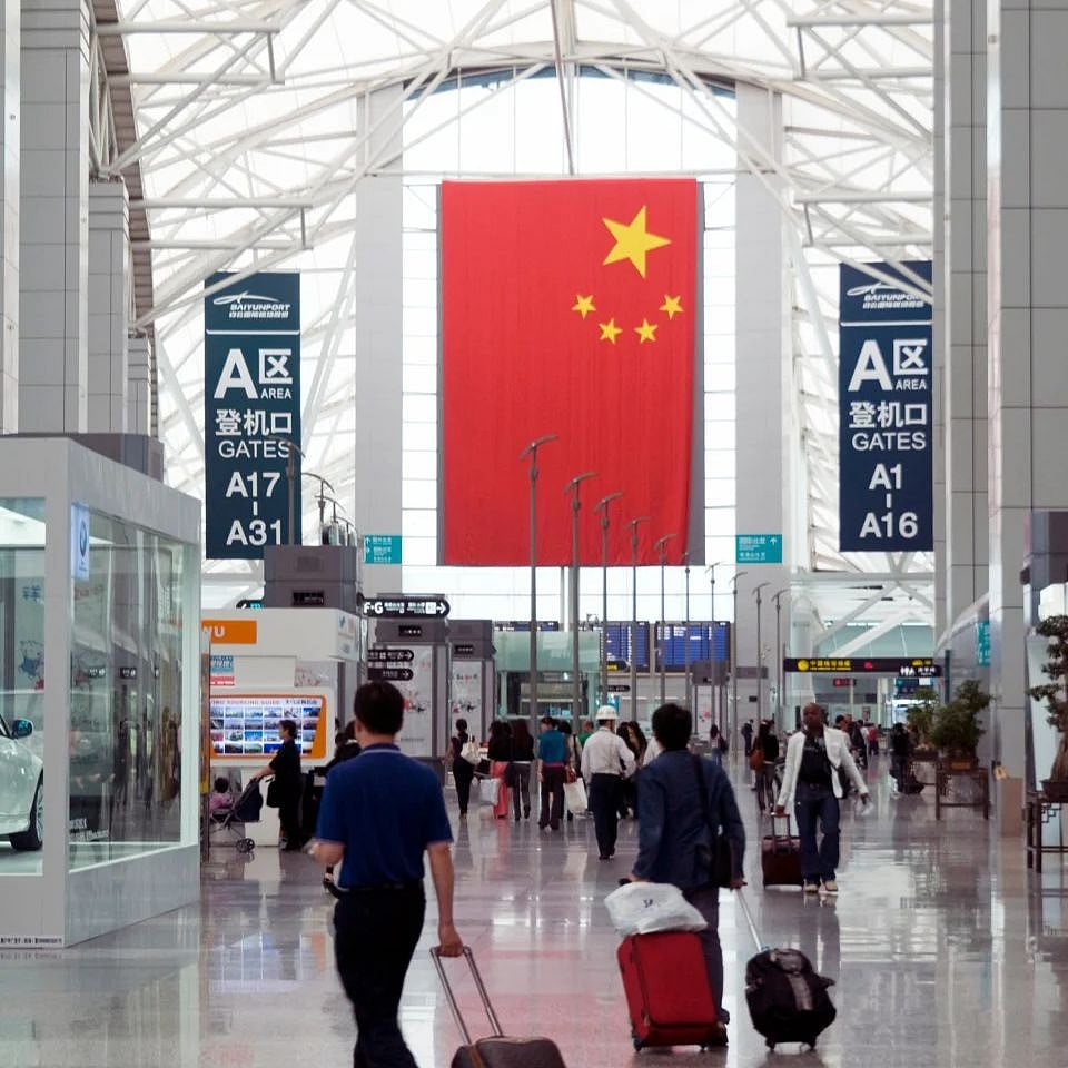 ஒரே விசா, ஒரே பாஸ்போர்ட்.. அனைவரையும் ஏமாற்றி உலகம் சுற்றிய இரட்டையர்கள்.. சிக்கியது எப்படி ?