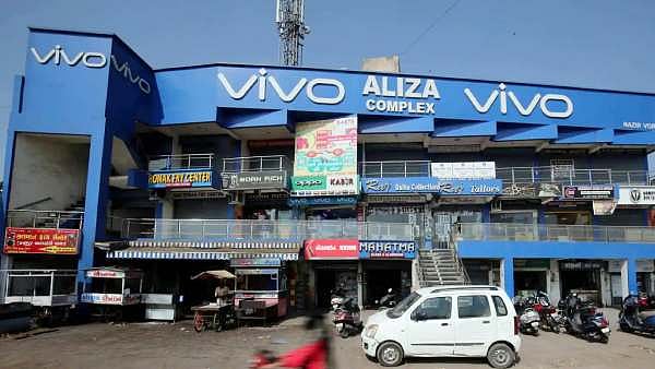 VIVO தொடர்புடைய 44 இடங்களில் ரெய்டு - 2 இயக்குநர்கள் தப்பியோட்டம்..! மோசடி செய்கிறதா VIVO நிறுவனம் ? 