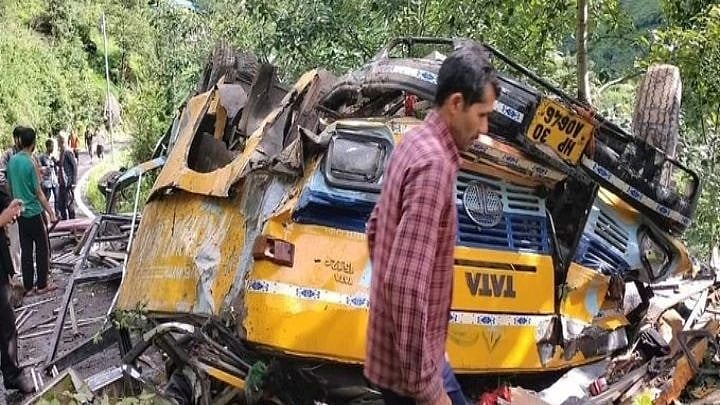 பள்ளத்தாக்கில் கவிழ்ந்த பேருந்து.. பள்ளி மாணவர்கள் பரிதாபமாக உயிரிழப்பு : இமாச்சல பிரதேசத்தில் சோகம் !