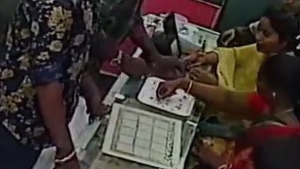 குடும்பமாகச் சேர்ந்து நகைக் கடையில் கைவரிசை..  காட்டிக் கொடுத்த CCTV: 3 பேர் கைது!