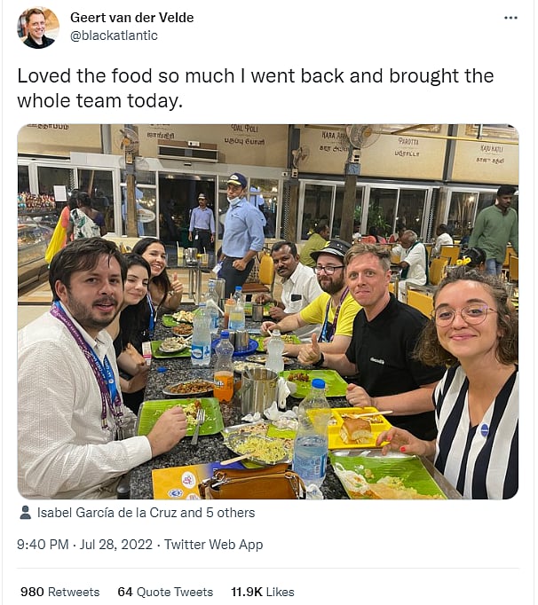 “மீண்டும் ருசி கேட்குதே..” : சென்னை உணவகத்தில் தனது குழுவை அழைத்துச் சென்று விருந்து வைத்த ‘கோச்’ !