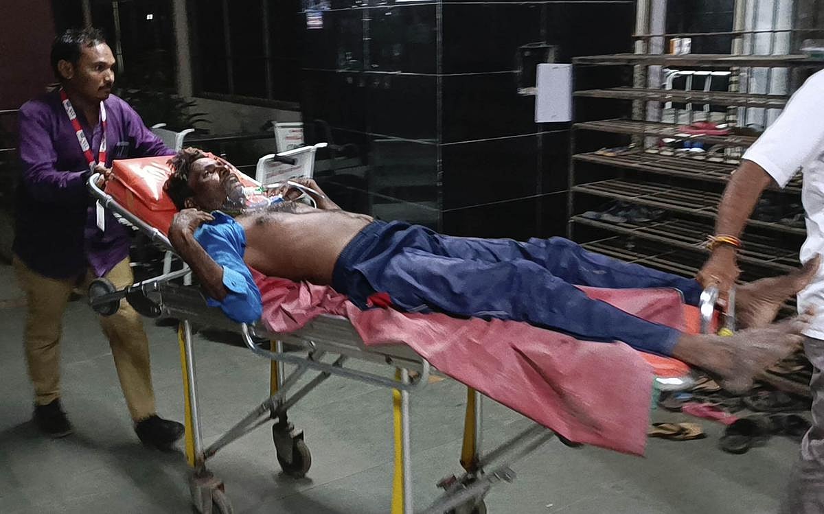 கள்ளச்சாராயம் குடித்து 28 பேர் உயிரிழப்பு..  பா.ஜ.க ஆளும் குஜராத் மாநிலத்தில் நடந்த அவலம்!