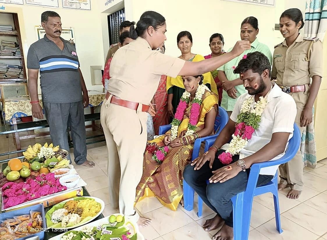 பெண் காவலருக்கு வளைகாப்பு நடத்திய சக காவல் அதிகாரிகள்.. காவல் நிலையத்தில் நெகிழ்ச்சி சம்பவம் !