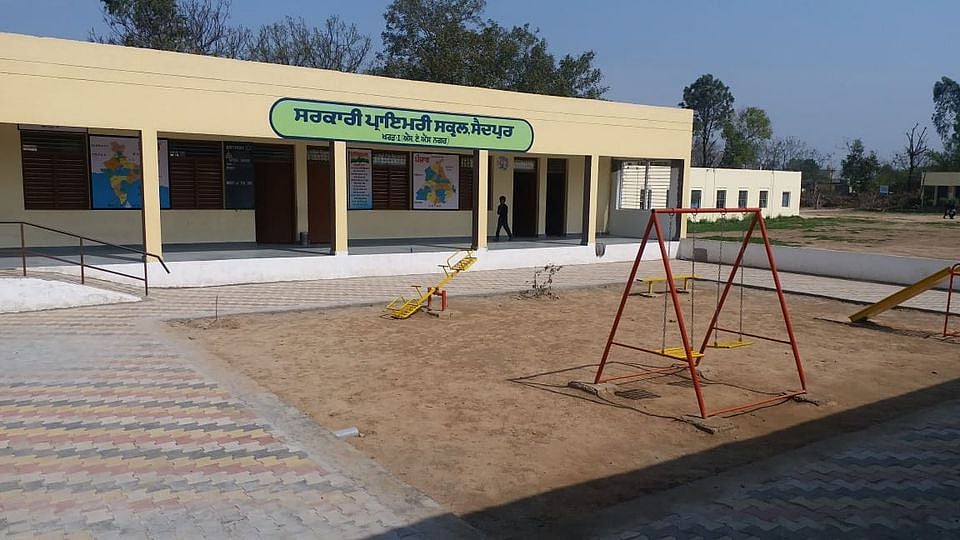 ஆசிரியைகள் மீது கல் எறிந்து தாக்குதல் நடத்திய தலைமையாசிரியர்.. சம்பவத்தின் பின்னணி என்ன?