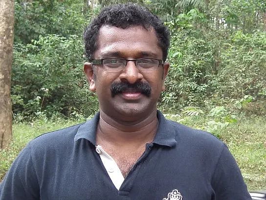 மாணவிகள் முன் ஆபாசமாக நடந்துகொண்ட பிரபல மலையாள நடிகர்.. போக்சோவில் கைது செய்த போலிஸ் !