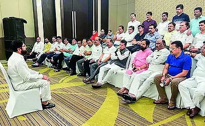 ஆட்சியை கவுக்க ரூ.92 லட்சம் செலவு.. கூவத்தூர் பாணியில் புகுந்து விளையாடிய அதிருப்தி MLA-க்கள் !