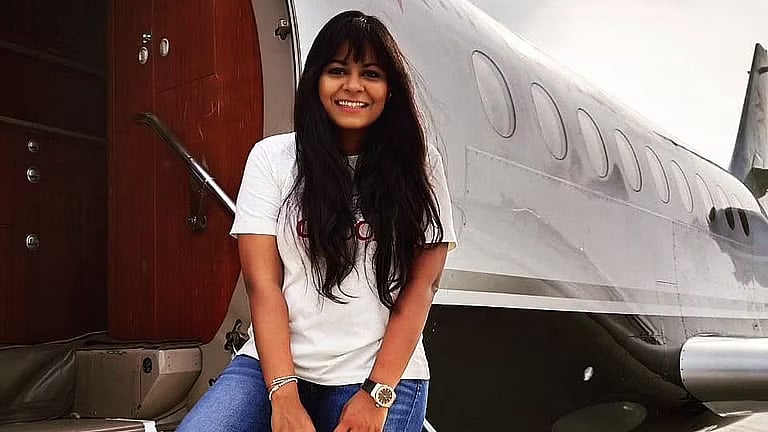 33 வயதில் சொந்தமாக 10 ஜெட் விமானங்கள்.. 5,600 ரூபாயில் தொழில் தொடங்கி இளம் தொழிலதிபராக உயர்ந்து சாதனை !