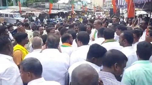 பெட்ரோல், டீசல் உயர்வுக்குக் காரணமே மோடிதானே.. கேள்வி கேட்ட நபரை தாக்கிய பா.ஜ.க-வினர்!