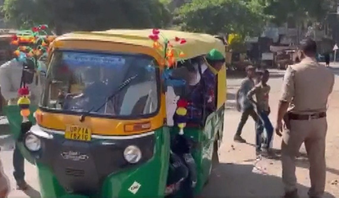 ஒரு ஆட்டோ.. 27 பேர் பயணம்.. உத்தர பிரதேச போலிஸாரை திக்குமுக்காட செய்த பயணிகள்!