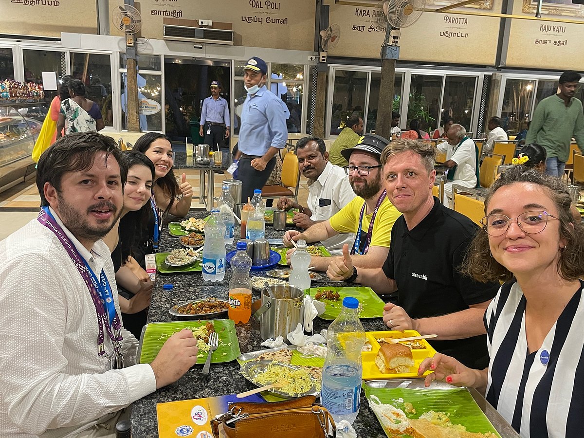 “மீண்டும் ருசி கேட்குதே..” : சென்னை உணவகத்தில் தனது குழுவை அழைத்துச் சென்று விருந்து வைத்த ‘கோச்’ !