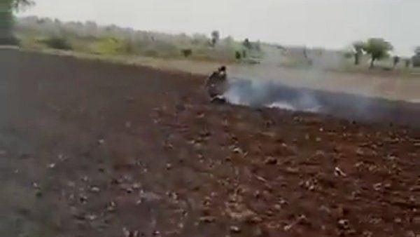 BJP ஆளும் ம.பி-யில் கொடூரம் :  பழங்குடியின பெண்ணை உயிரோடு கொளுத்திய கும்பல்!