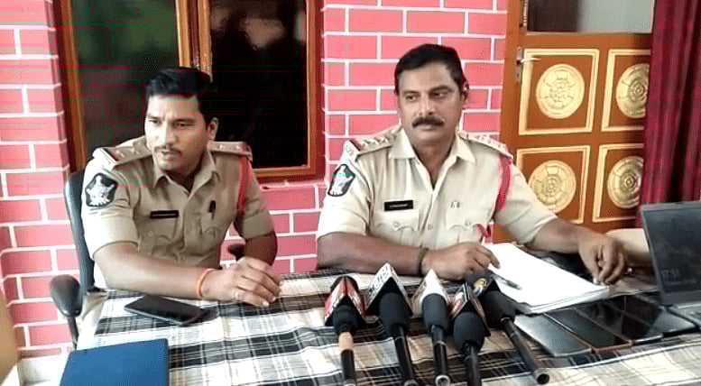 50 calls.. விடாமல் அமைச்சருக்கு டார்ச்சர் கொடுத்த லோன் ஆப் கும்பல்:  தட்டிதூக்கிய போலிஸ்!