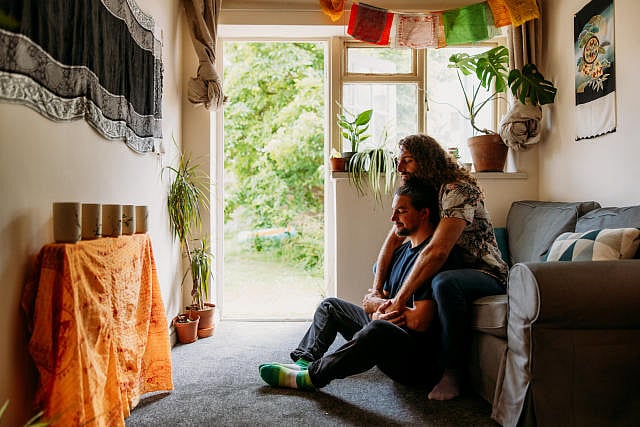 கட்டிப்பிடி வைத்தியத்துக்கு கட்டணம்.. ஒரு மணி நேரத்துக்கு ரூ.7000 மட்டுமே! இளைஞரின் நூதன யோசனை! 